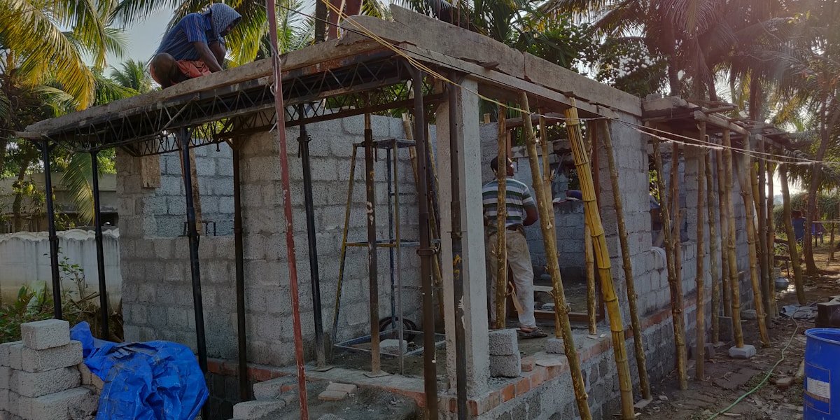 Construction d’un bâtiment en maçonnerie avec structure et échafaudages