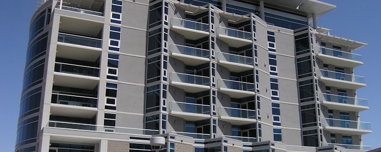 Façade d’un immeuble résidentiel avec balcons